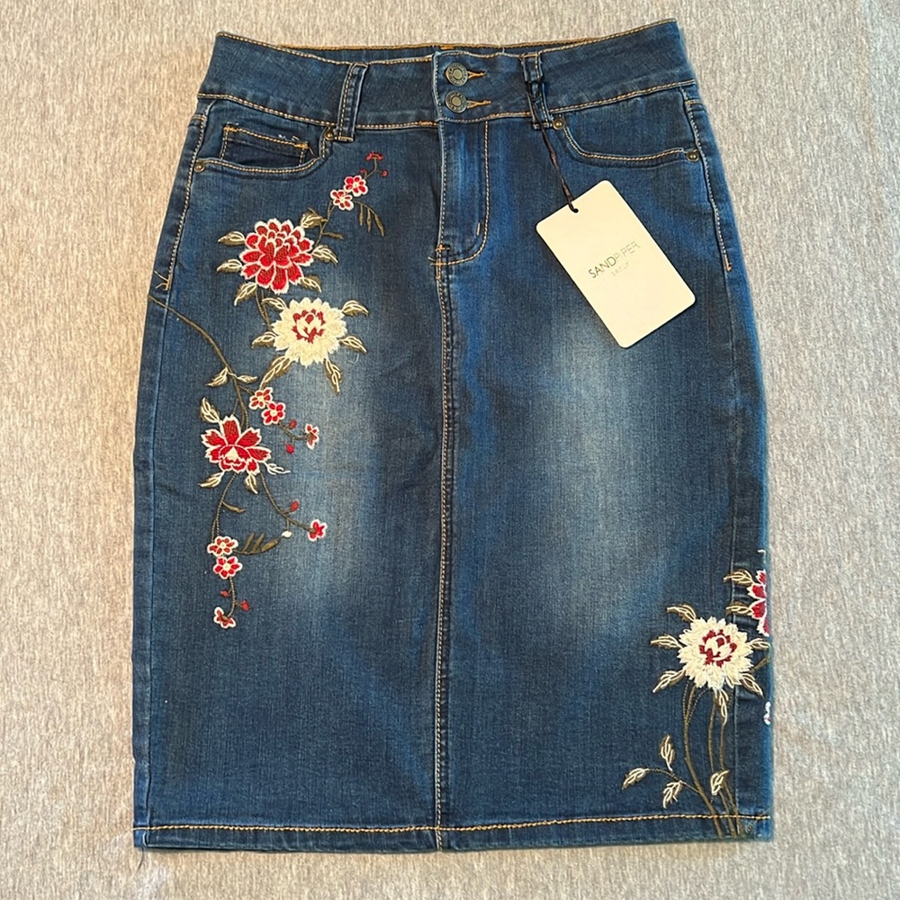 *NWT* Sandpiper Embroidered Denim Skirt Size 6 — Floral Detail Midi Pencil Skirt